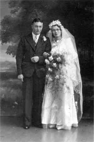(397 KB)
8 Mar 1941 
Henry & Doreen on their wedding day
(Click on Picture to View Full Size)